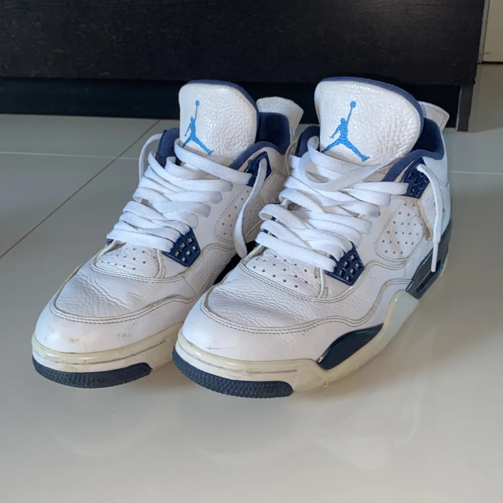 Tjena, jag säljer dessa Jordan 4 legendary blue i storlek 42 men passar dock även 41 eftersom att de inte kommer till användning. Dessa skor är originala men kommer ej med box Fler bilder och videor kan skickas genom dm om man är intresserad. . Skor.