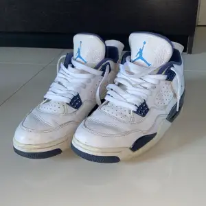 Tjena, jag säljer dessa Jordan 4 legendary blue i storlek 42 men passar dock även 41 eftersom att de inte kommer till användning. Dessa skor är originala men kommer ej med box Fler bilder och videor kan skickas genom dm om man är intresserad. 