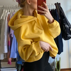 Mysig gul hoodie - Super mysig gul hoodie perfekt för en sen sommarkväll eller hösten🥰