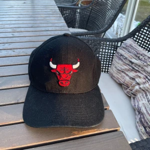 Chicago bulls keps - En till riktigt snygg keps som är lätt att matcha! Också justerbar Alla mina kepsar är köpta från hatstore så alla är i bra kvalité