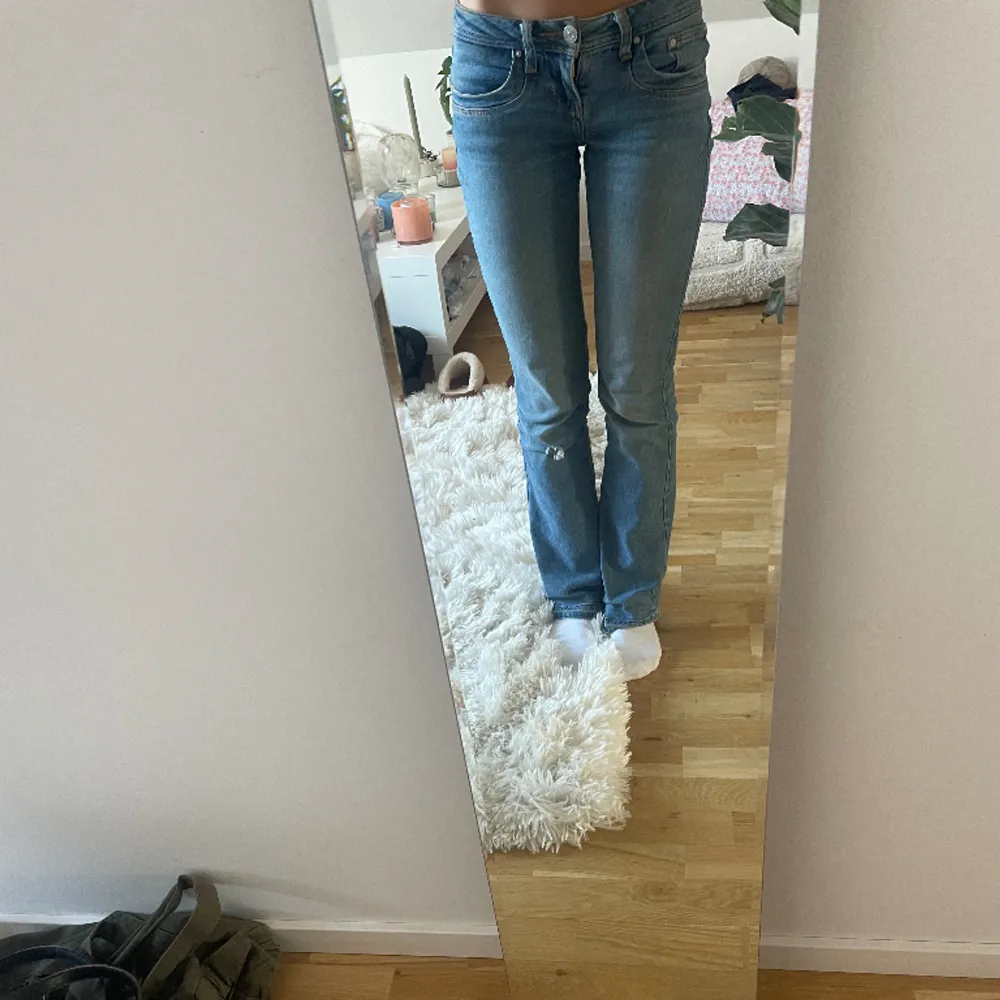 intressekoll på jättesnygga ltb jeans i modellen valarie 💓 jag är ungefär 166 cm och de är i storlek 25, 32.  De har ett litet hål på knät, skriv för fler bilder  eller om du är intresserad! . Jeans & Byxor.