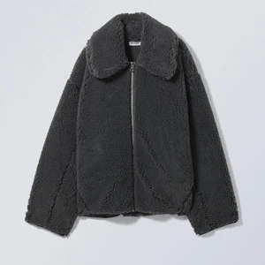 Fleecejacka Weekday - Jag säljer nu min sjukt snygga och trendiga fleece/teddy jacka från Weekday! Jackan är använd ett fåtal gånger men har inga defekter! ( Ordpris 790kr) och jackan säljs inte mer. Vid fler bilder kontakta mig<3