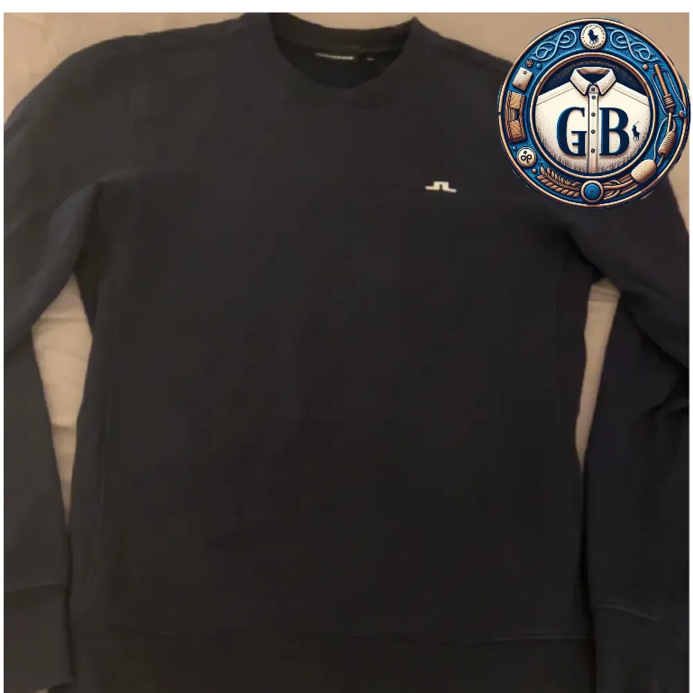 Vi säljer denna mörkblå J. Lindeberg tröjan till ett billigt pris🤑Är 173 cm lång, därför lite stor. Skick 9.5/10🔥🤫 Köparen står för leveranskostnaden🚛📦 Det är ett fast pris‼️ Inga returer❌. Tröjor & Koftor.