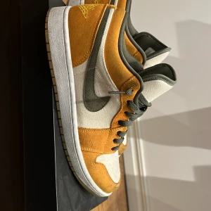 Jordan 1 low  - Säljer nu mina Jordan 1 low det finns några skråmor på skorna men ingen stort låda ingår men det finns inget papper.