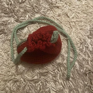 Virkad axelväska  - Liten virkad frukt väska. Handgjord och fungerar bra men har ingen användning för det och det hålar bara i mitt rum så vem som vill ha den kan köpa den liksom 🤷🏻‍♀️