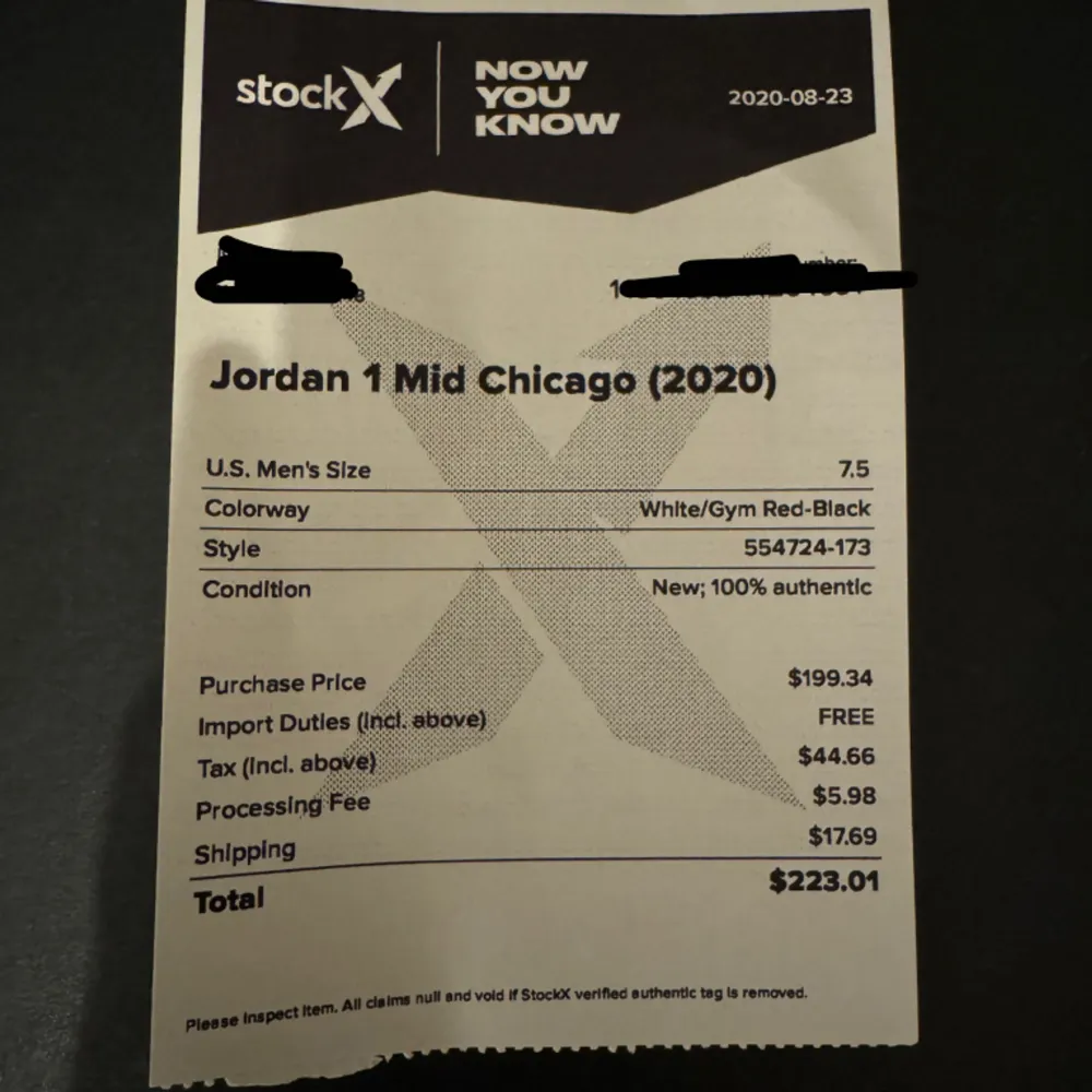 Jordans skor säljes:) De är köpta på stockX och äkta. De är i väldigt fint skick (lite smutsiga på bilderna) De passar mig väldigt bra som vanligtvis har storlek 40 i skor. Kom med bud💕. Skor.