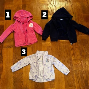 Barn zip tjock tröjor  - Fina och i bra skick. Inget säljs separat allt säljs ihop!