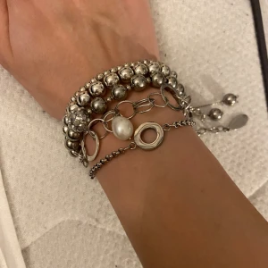 5 st silver armband  - Silver armband i olika storlekar, nästan aldrig använda och i bra skick. Alla för 200kr eller en för 80kr.