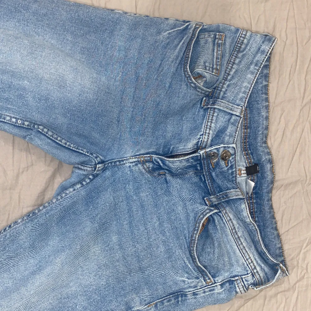 Säljer ett par bootcut jeans Som jag köpte på hm men tyvär så säljs dom inte längre💕Har sytt lite på innersta låret men de är inget som syns💕Den är i bra skick har inte använt så många gånger💕Den är i storlek 42 men passar perfekt på M/38💕. Jeans & Byxor.