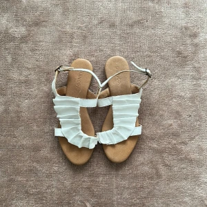 Skinnsandaler  - Nya skinnsandaler som inte hunnit användas 🤍🤍🤍