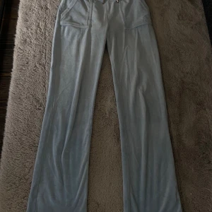 Juicy Couture - Säljer mina ljusblåa Juicy Couture byxor då dom inte kommer till användning.  Använda ca 10 gånger Storlek xs men passar ändå s. Pris går att diskutera(frakten står köparen för dock) Privat för fler bilder