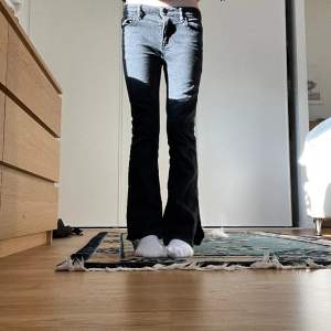 Säljer nu dessa jeans i storlek 146. I fint skick använda ungefär 10 gånger. Köpa för 499kr. kom dm via intresse! Postas inom 24 timmar efter betalning.🌟