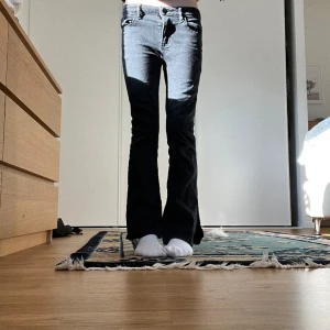 Svarta cubus bootcut jeans - Säljer nu dessa jeans i storlek 146. I fint skick använda ungefär 10 gånger. Köpa för 499kr. kom dm via intresse! Postas inom 24 timmar efter betalning.🌟