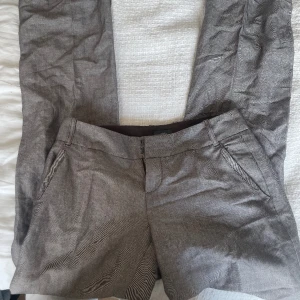 Gråa kostymbyxor  - Låga kostymbyxor som är uppsprättade längst ner, sitter supersnyggt! 💘