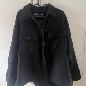 Kort ullskappa Zara - Superfin ullkappa från Zara x Manteco. Köpt 2021, använd väldig fåtal gånger så superfint skick!! ❤️ 