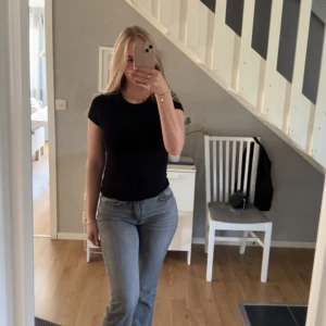 gråa jeans  - gråa jeans från Gina Tricot, bra skick💕 strl 34