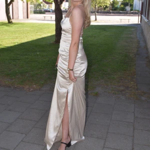 Balklänning  - Säljer min champagne färgade balklänning💞använd 1 gång, hör av dig för fler bilder