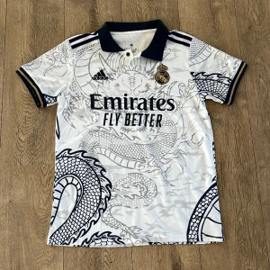 Real Madrid tröja  - Sparsamt använd och inga defekter, går ner i pris vid snabb affär