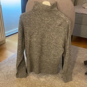 Stickad polotröja  - Jättefin stickad polotröja från Bikbok💓den är i nyskick (knappt använd) och väldigt skönt material