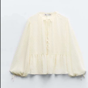 Vit blus - Säljer min vita blus som är köpt från zara för 379kr.  Blusen är använd 1 gång och helt ny Skriv för mer bilder!