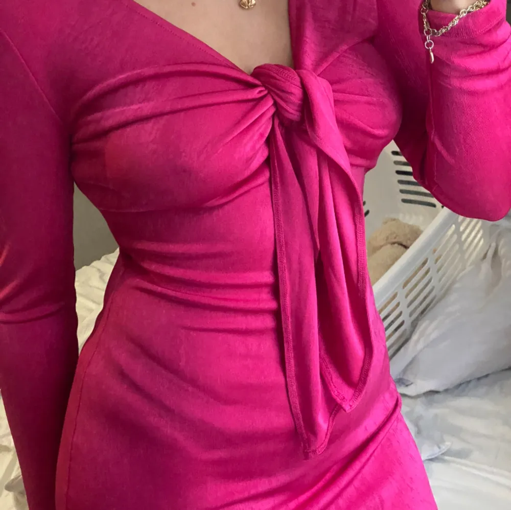 säljer denna super söta rosa klänning i storlek M 🩷. Klänningar.