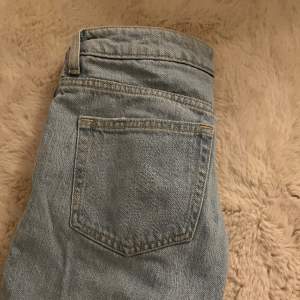 Mid waisted jeans från weekday i storlek 24/32 modellen SWAY. Ljusblå bootcut jeans använda fåtal gånger.🩵🩵✨