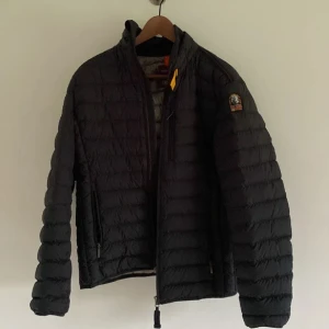 Parajumper Jacka - Bra skick 9/10. Bara använts under vintern. Säljer då jag inte vill ha kvar den längre. Tveka inte på att fråga om du har något att fråga. Pris går att sänkas vid snabb och trevlig affär!