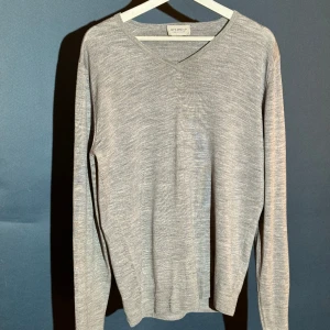 John Smedley v-ringad tröja - 100% ull.   Inköpt på NK Stockholm. Kvitto finns ej.   Köparen står för fraktkostnaden.   Kan mötas upp i centrala Stockholm.   Allt på min sida är äkta.