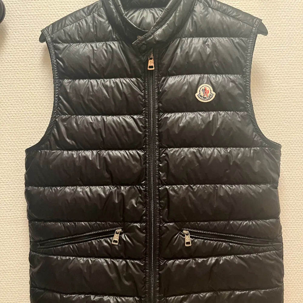 Hej! Säljer min moncler gui. Är mest intresserad för byten t ex flycrews, lanvin och Philip model. Om ni har något av det kan vi gör ett byte! Bara att höra av sig vid frågor! . Jackor.