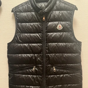 Moncler gui väst.  - Hej! Säljer min moncler gui. Är mest intresserad för byten t ex flycrews, lanvin och Philip model. Om ni har något av det kan vi gör ett byte! Bara att höra av sig vid frågor! 