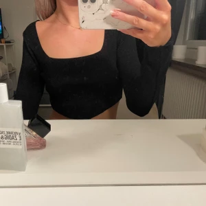Glittrig topp - Säljer denna fest topp från nakd. Kontakta mig vid intresse, frakten tillkommer och är spårbar 🩷