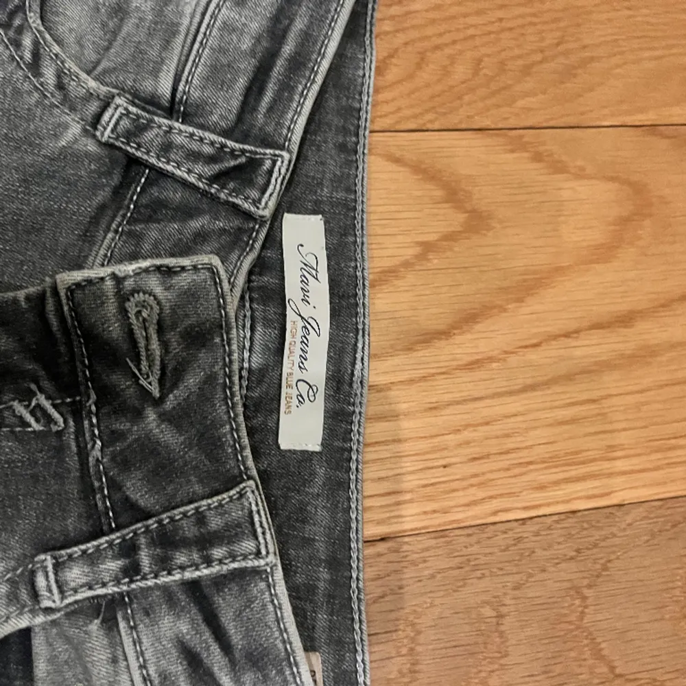 Ljusgrå flate jeans med låg midja. Köpte för 650 kr. Jeans & Byxor.