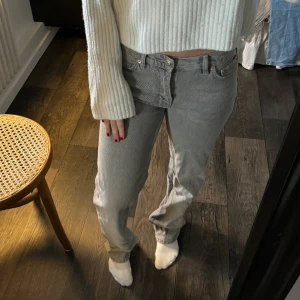 Low waist jeans - Grå jeans från gina tricot, nästan aldrig använda! (jag är 1.63) 🩶