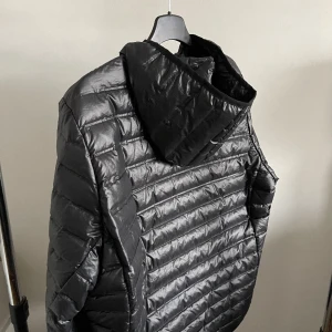 Adidas jacka  - Adidas jacka i storlek XL, inte min stil längre så därför jag säljer.  Använd men inget som syns så tydligt. 