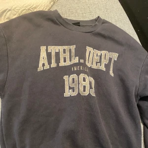 ATHL.DEPT HOODIE - Jätte skön hoddie, varm och fin. 💖