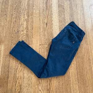 Ett par riktigt snygga dondup jeans i en äldre modell av ”george” som är perfekta nu till våren/sommaren🌸Jeansen är i skick 5/10 har ett hål i vänster ficka och har pyttelite fläckar. Vid minsta lilla fundering är det bara att höra av sig🤝