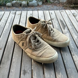 Ralph lauren skor - Säljer ett par snygga skor till sommaren. Skick 9/10 inga defekter. Sköna och billiga. Har ni frågor eller prisförslag är det bara skriva 💪 