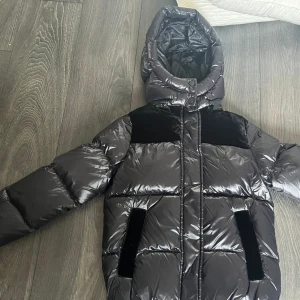 Polo Ralph lauren - SIZE   M(8-10)  Aldrig använt