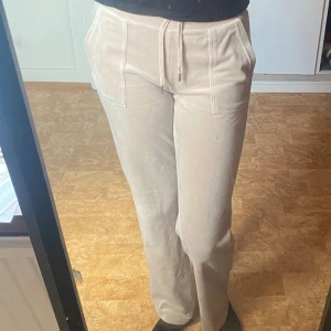 Juicy couture - Ett par beiga juicy byxor som nya. Inte använt så mycket då jag inte tyckte dom passade mig. Priset går att diskutera skulle även kunna gå att bytta mot en annan färg kanske. 