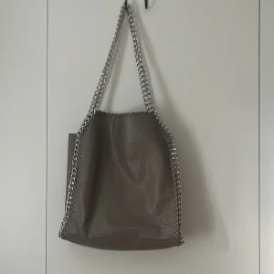 TIAMO väska - Grå väska från märket TIAMO, bra skick