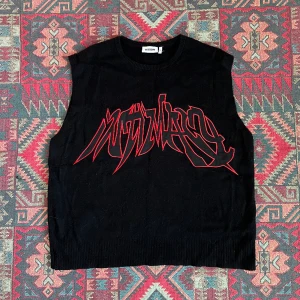 Emo tröja - Nästintill aldrig använd och köpt på Weekday. Materialet är lite varmare så passar bra till våren🧸