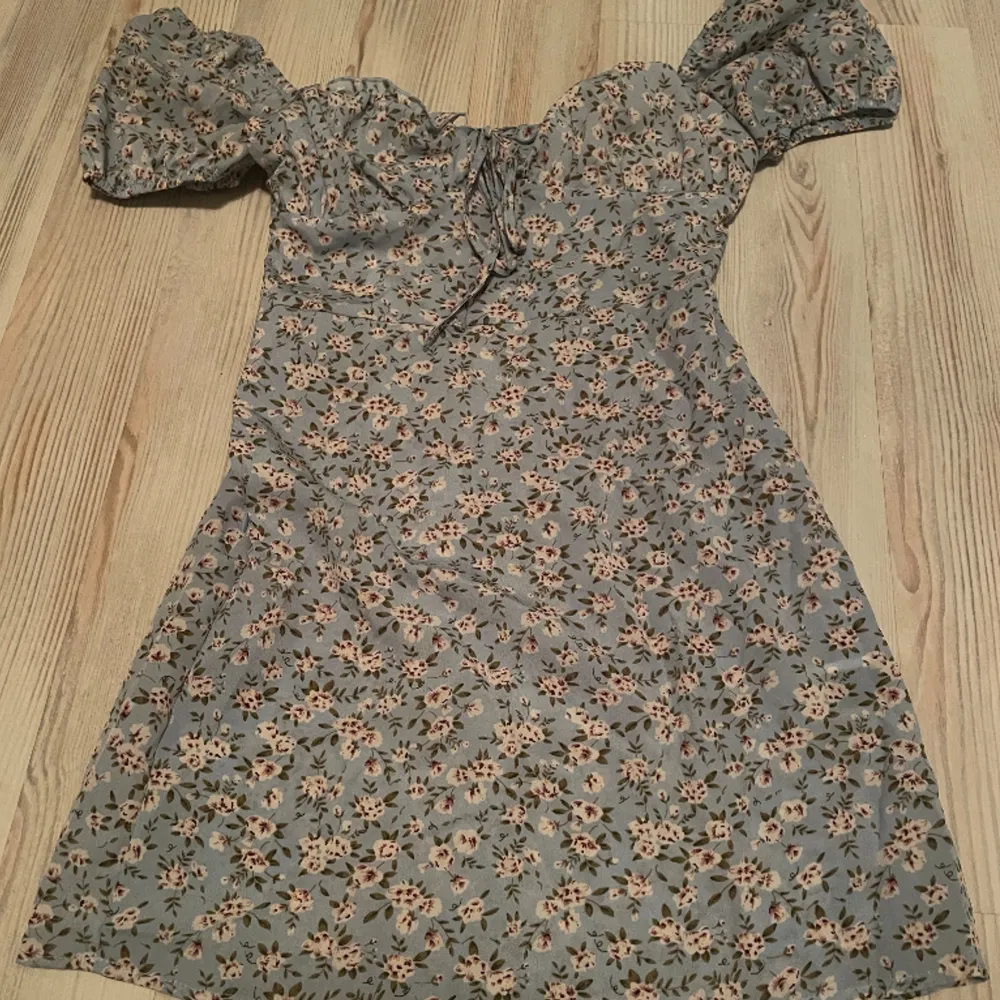 Ljusblå blommig somrig klänning. Mycket bra skick. Från shein. Säljer pga att den är lite kort för mig som är cirka 170cm. Jättefin till sommaren! Storlek XS. . Klänningar.