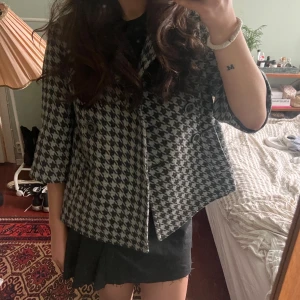 Trekvartsärmad jacka  - En trekvartsärmad jacka i fint skick, storlek M, passar även en S💕Perfekt nu till våren🥰