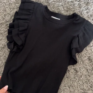 Volang topp - Från zara i storlek S, alldeles för liten för mig har vuxit ur 🖤