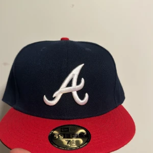 New era MLB - Det är en 7 5/8 på kepsen som är ca 60cm, haft den i 1 år. Inga skador på den!   Kontakta för fler bilder och kan tänka mig sänka priset vid snabb affär!