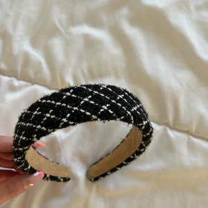 Svart diadem - Helt oanvänd och är i ett väldigt bra material.