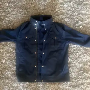 En J.Lindberg jacka/overshirt storlek L nypris 3400kr 10/10 skick är knappt använd köpte den i slutet av hösten så har bara använt den Max 10 gånger sen dess har den hängt i garderoben hela vintern. hör av dig om fler frågor och bilder!