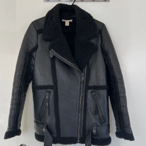 Skinnjacka  - Äkta skinnjacka med fodring från h&m trend, inköpt 2016, väldigt sparsamt använd! Nypris 2499kr. Oversize i modellen, den är strl 34 men passar perfekt på mig som är 36/38 ☺️