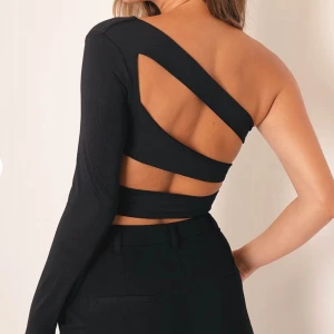 Festtopp - Säljer denna enarms topp från chiquelle med detaljer i ryggen i storlek S. Aldrig använd då den är förliten. Nypris 399❤️