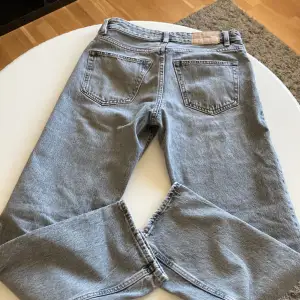 Hej jag säljer mina gråa jeans från zara för dem är för små använd få tal gpmger perfekt skick storlek 38
